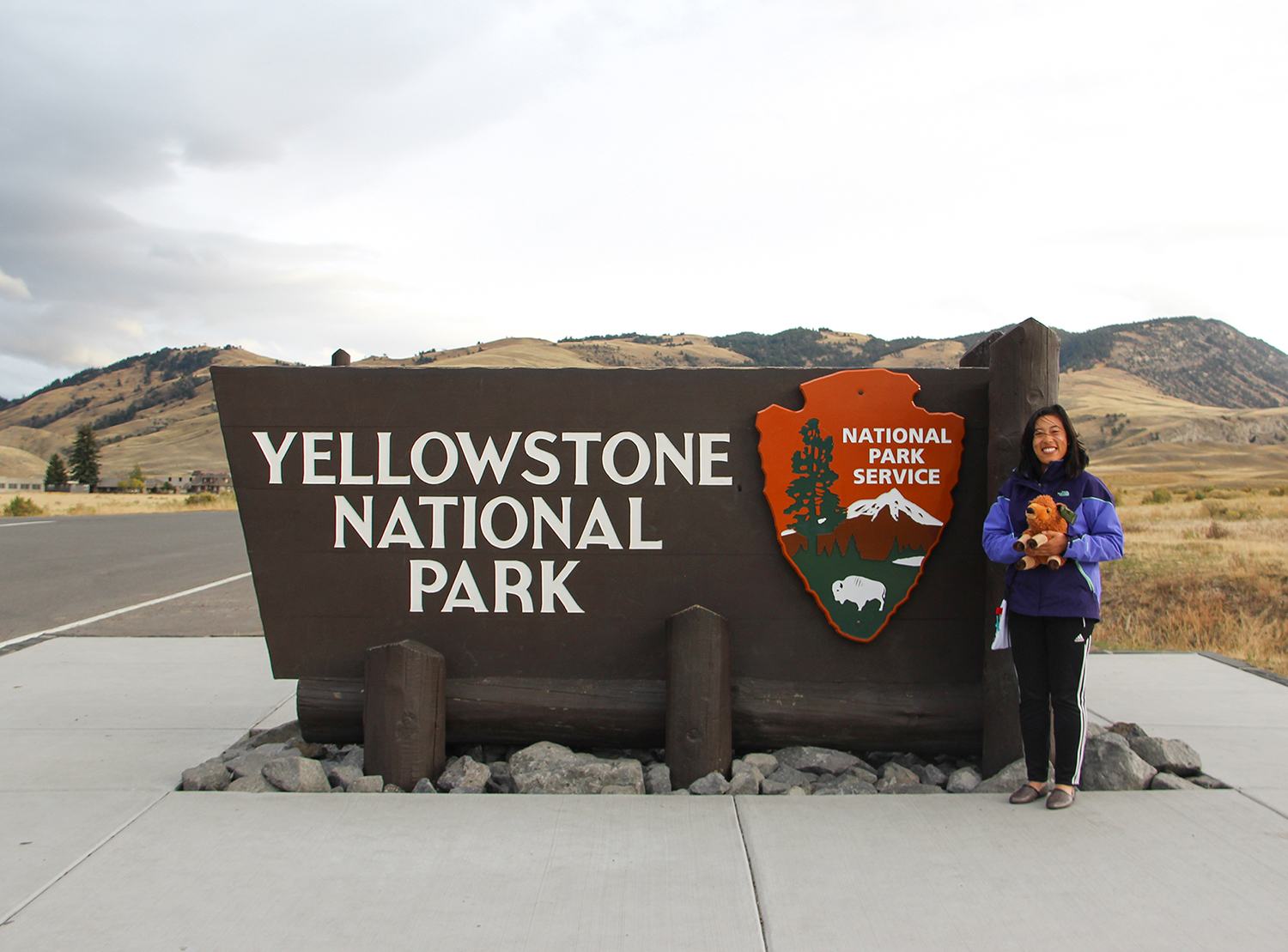 Even park rangers like photos with the NPS entrance signs